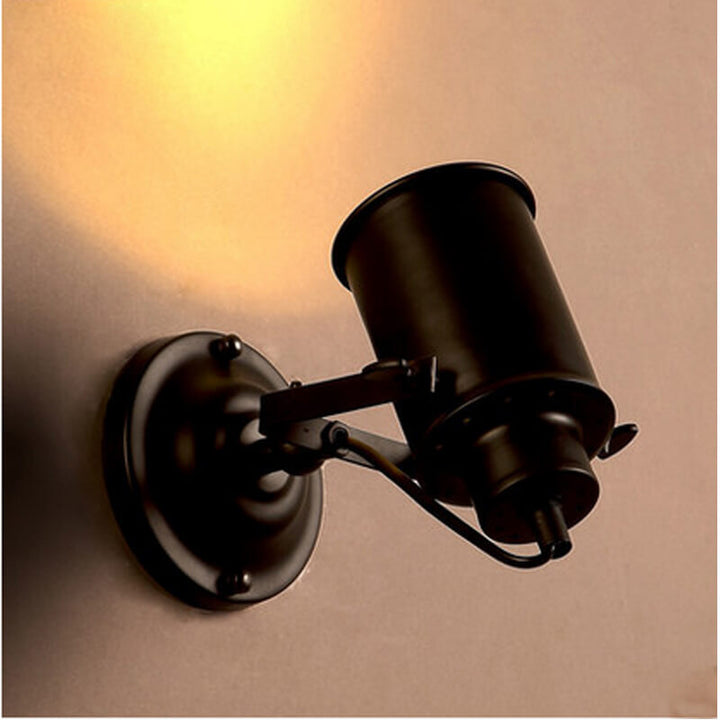 Verstellbare Wandlampe mit schmiedeeiserner Lampenkappe und zylindrischem Arm