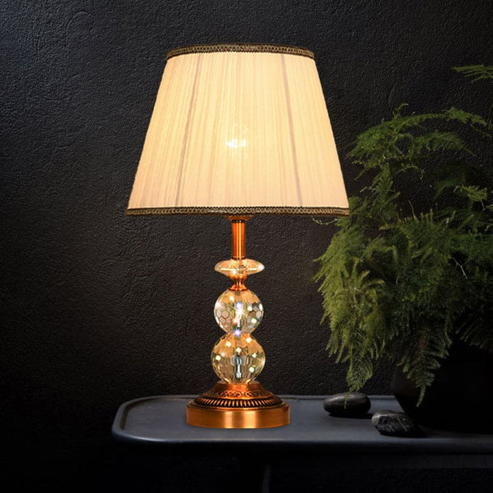 KristallGlow – Tischlampe mit konischer Form und facettierten Kristallkugeln