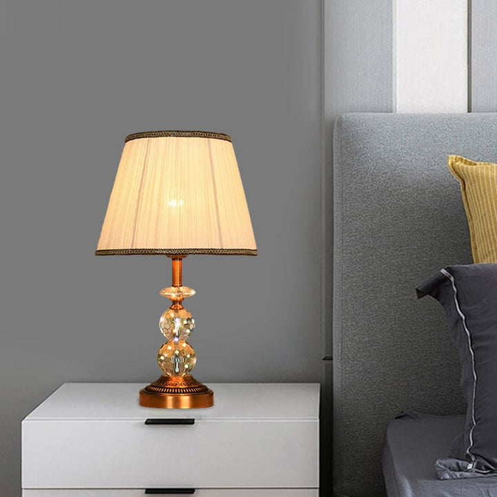 KristallGlow – Tischlampe mit konischer Form und facettierten Kristallkugeln