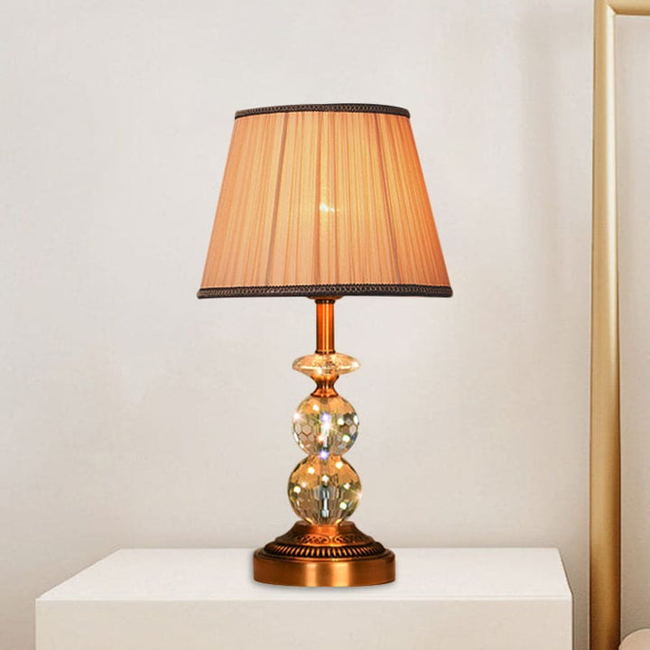 KristallGlow – Tischlampe mit konischer Form und facettierten Kristallkugeln