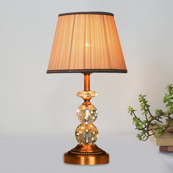 KristallGlow – Tischlampe mit konischer Form und facettierten Kristallkugeln