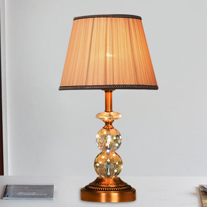 KristallGlow – Tischlampe mit konischer Form und facettierten Kristallkugeln