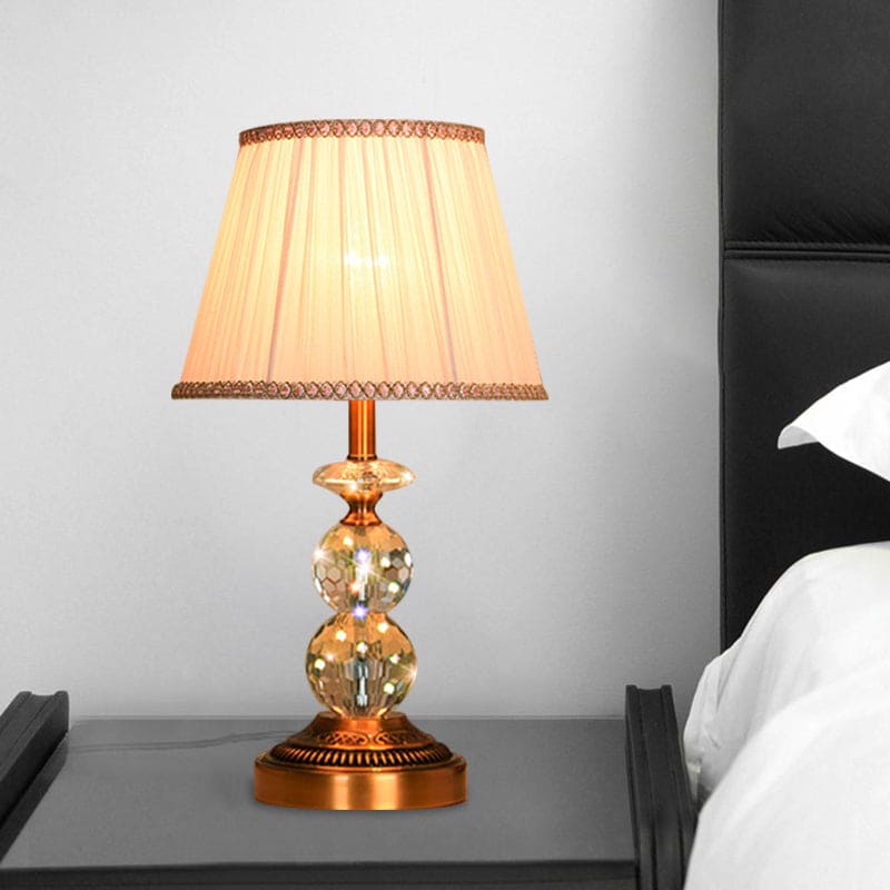 KristallGlow – Tischlampe mit konischer Form und facettierten Kristallkugeln