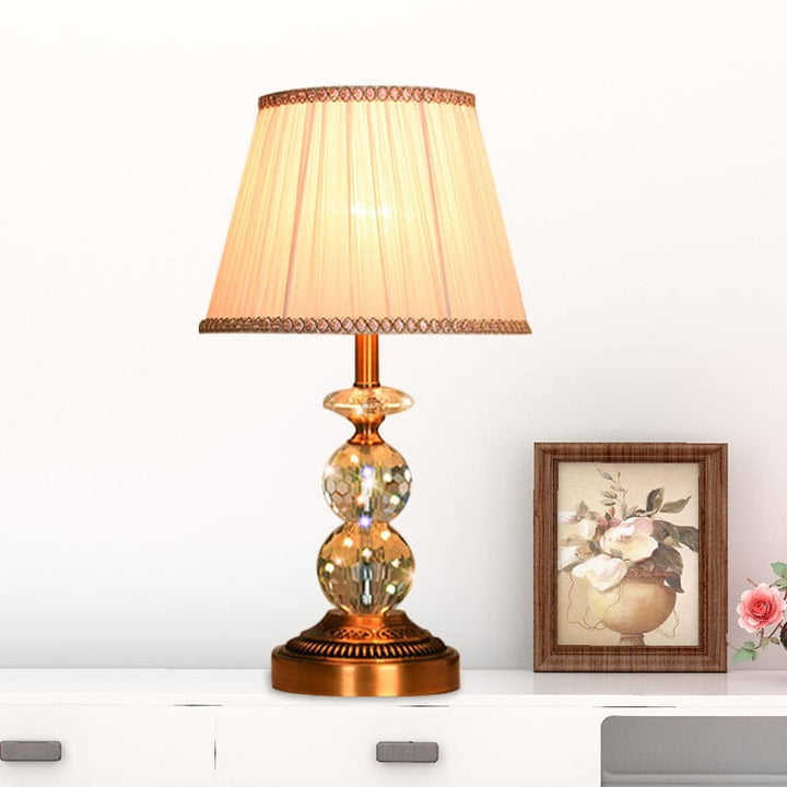 KristallGlow – Tischlampe mit konischer Form und facettierten Kristallkugeln