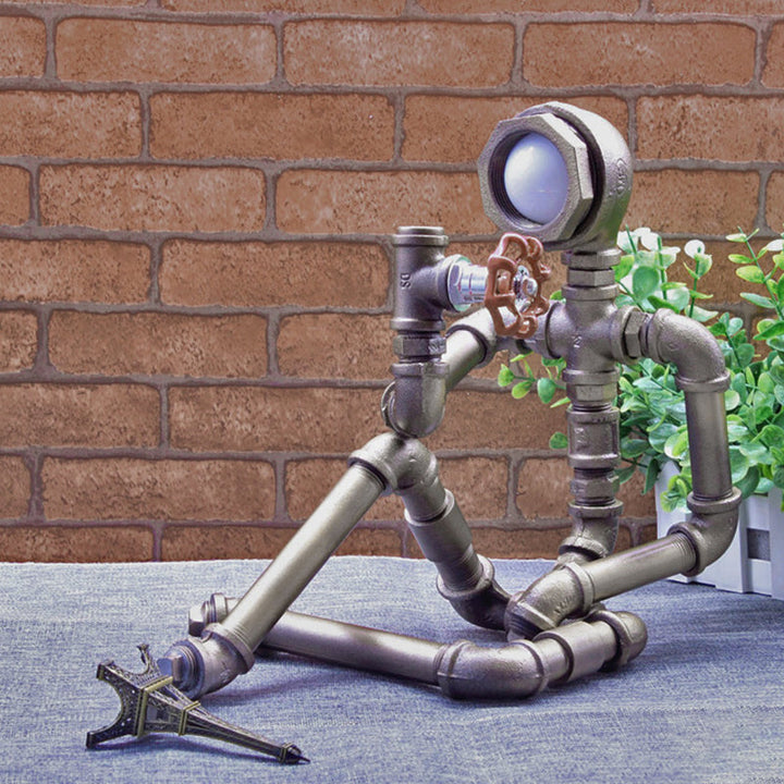 LightCraft – Industrielles Nachttischlicht „Pipe Man“ aus Eisen