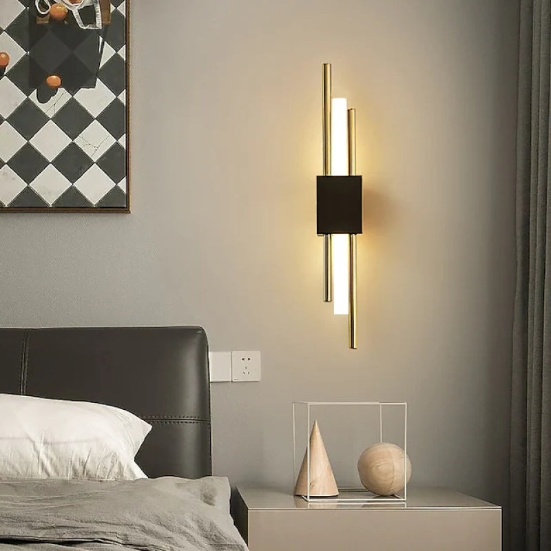 Elegante LED-Wandlampe in Schwarz und Gold für das Schlafzimmer