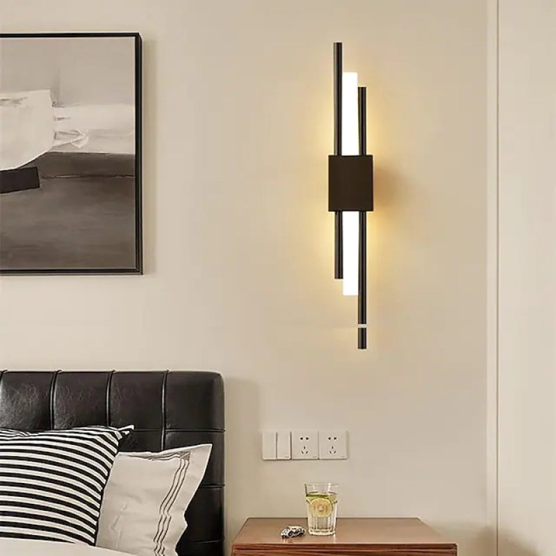 Elegante LED-Wandlampe in Schwarz und Gold für das Schlafzimmer