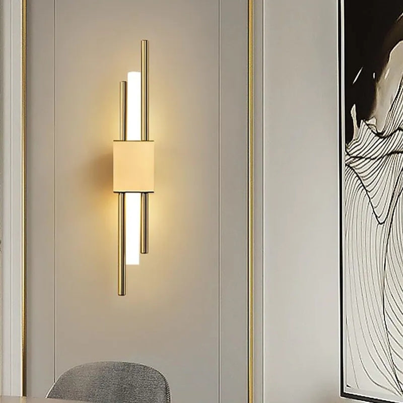 Elegante LED-Wandlampe in Schwarz und Gold für das Schlafzimmer
