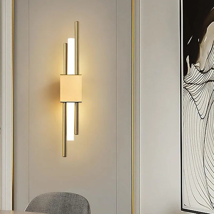 Elegante LED-Wandlampe in Schwarz und Gold für das Schlafzimmer