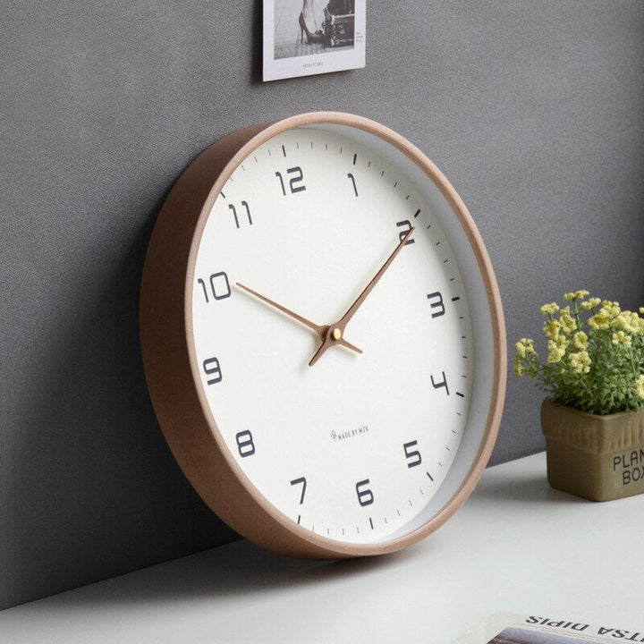 Hölzerne Wanduhr - Skandinavische Einfachheit
