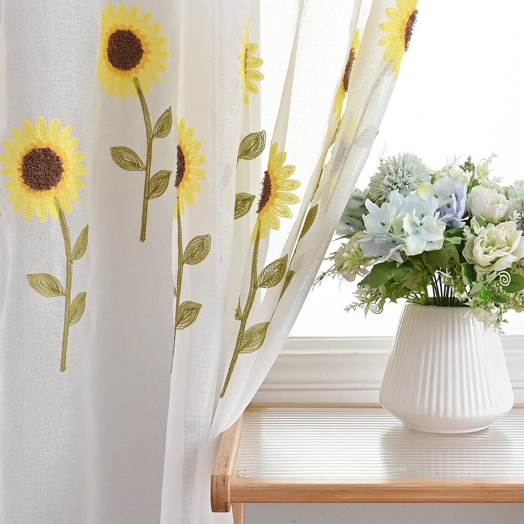 CountryBloom - Luftiger Weißer Vorhang mit Sonnenblumenmotiv für Landhaus-Dekor