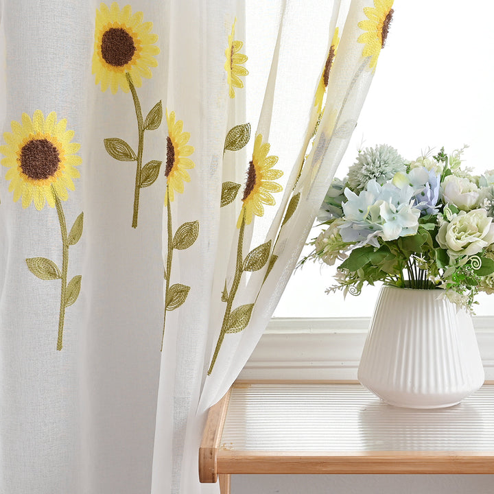 CountryBloom - Luftiger Weißer Vorhang mit Sonnenblumenmotiv für Landhaus-Dekor