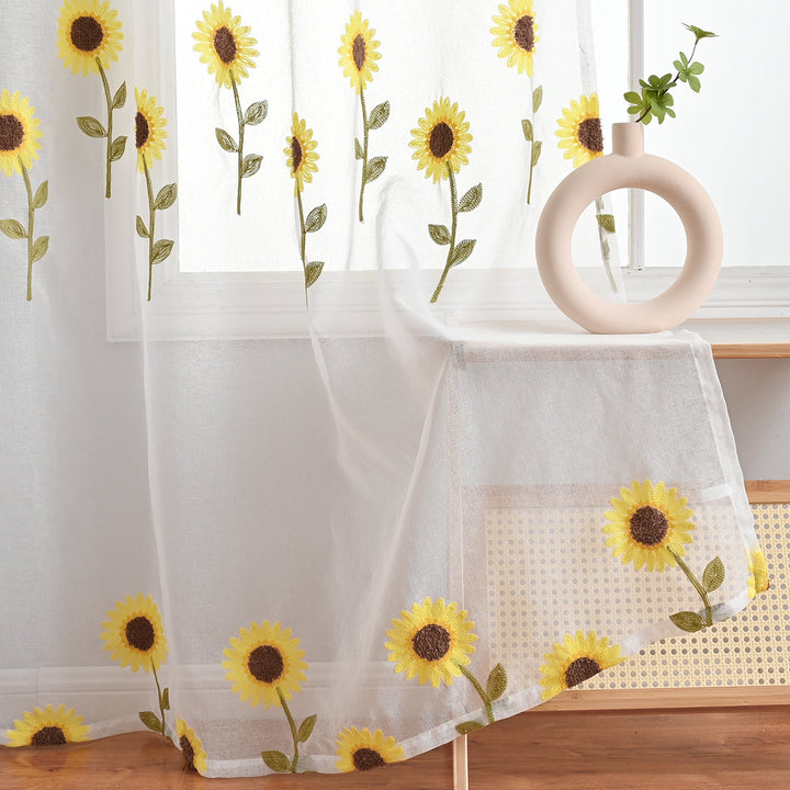 CountryBloom - Luftiger Weißer Vorhang mit Sonnenblumenmotiv für Landhaus-Dekor