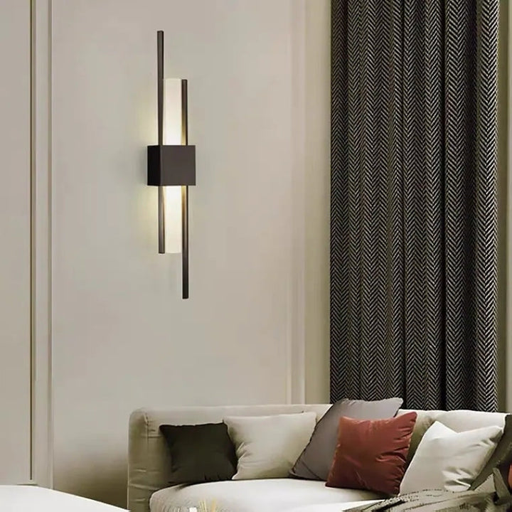 Elegante LED-Wandlampe in Schwarz und Gold für das Schlafzimmer