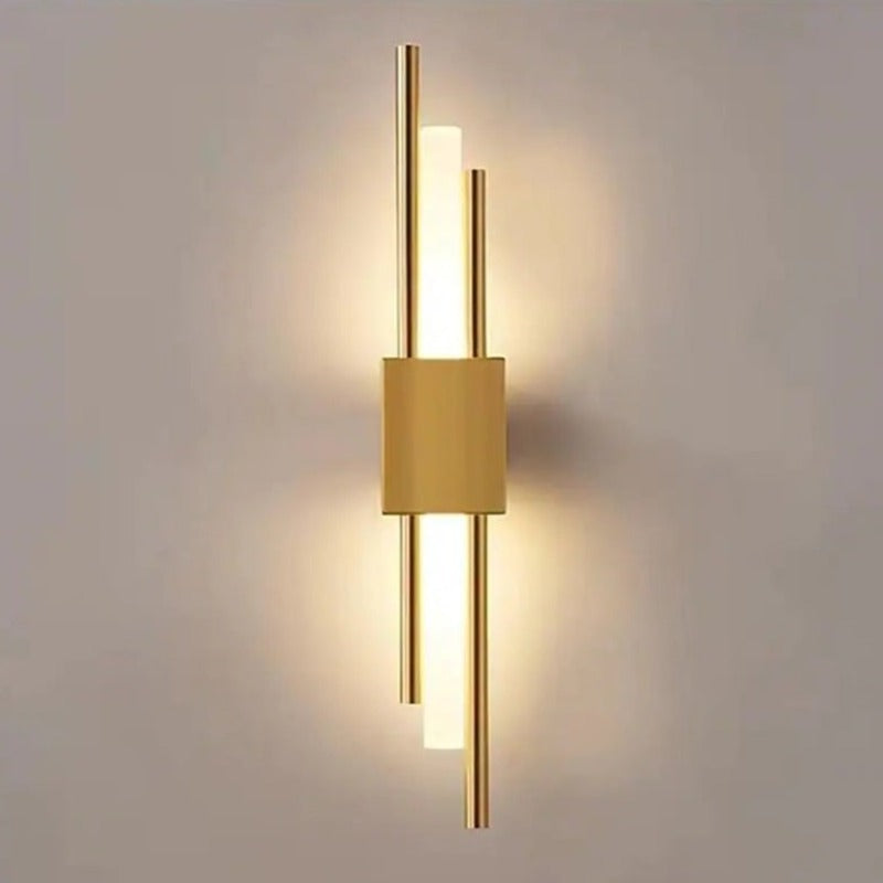 Elegante LED-Wandlampe in Schwarz und Gold für das Schlafzimmer