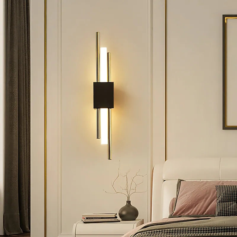 Elegante LED-Wandlampe in Schwarz und Gold für das Schlafzimmer