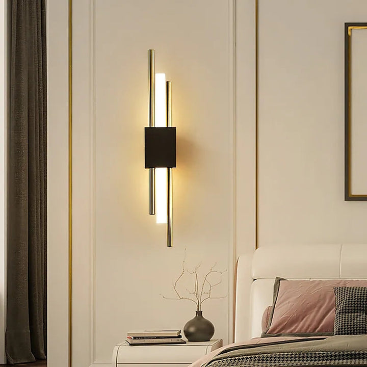 Elegante LED-Wandlampe in Schwarz und Gold für das Schlafzimmer